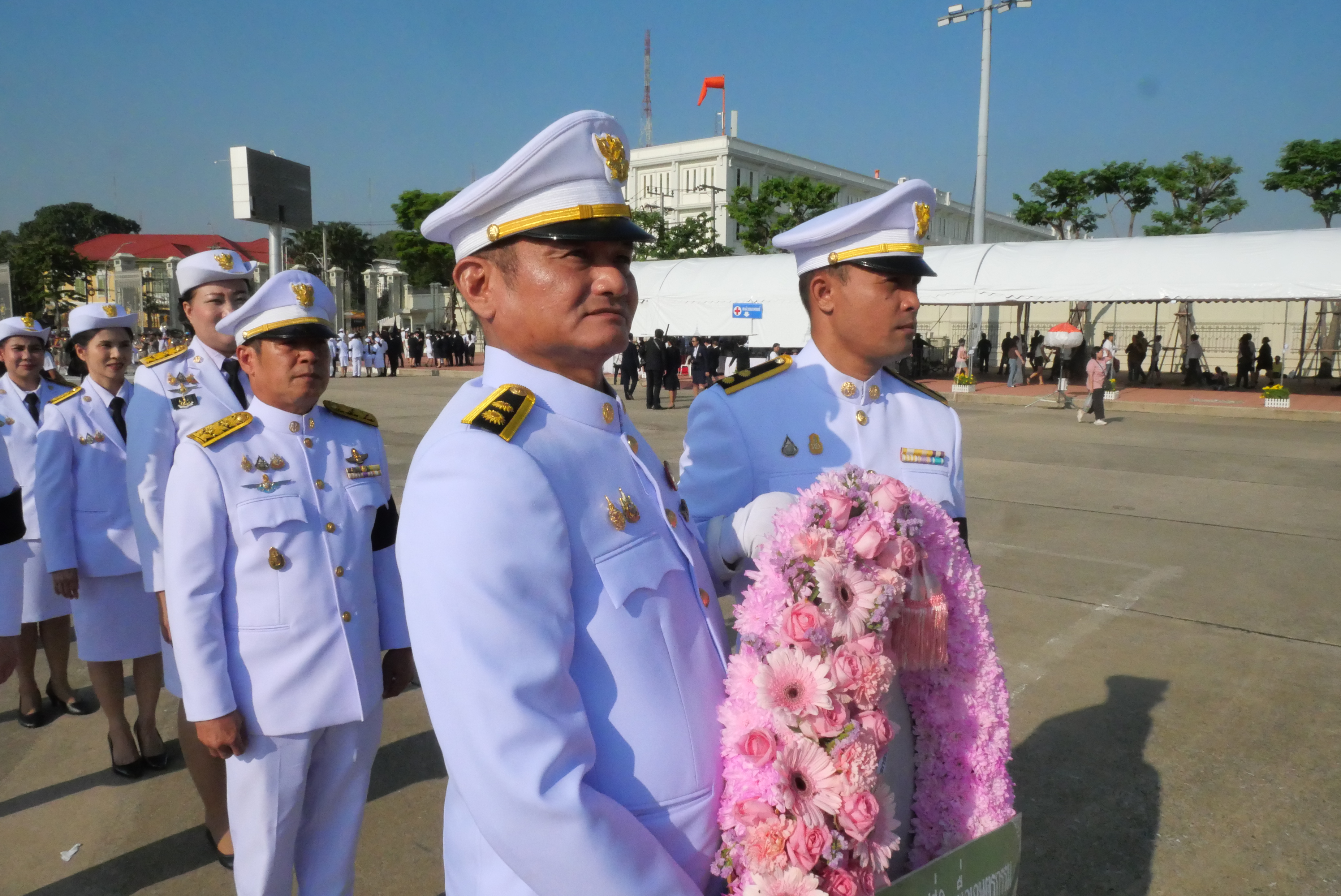 title - ส.ป.ก. วางพวงมาลาน้อมรำลึกในพระมหากรุณาธิคุณ 